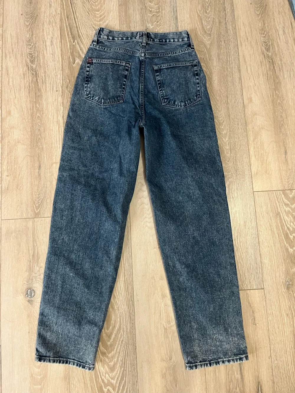BDG women’s  high rise baggy size 26 Jeans in Washed Blue